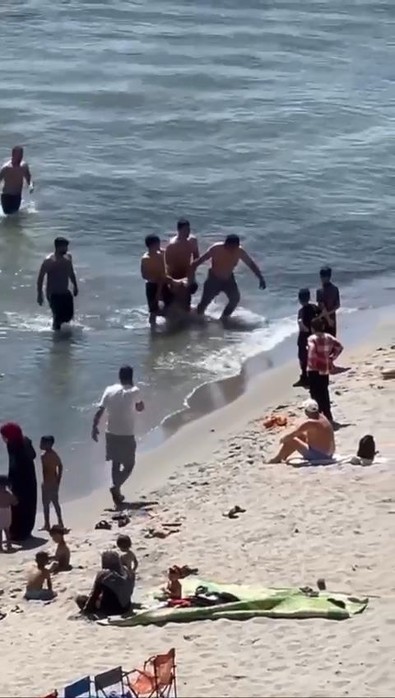 Avcılar'da Ambarlı sahilinde can pazarı! Yüzmek için girdiği denizde boğuluyordu! - Resim : 1