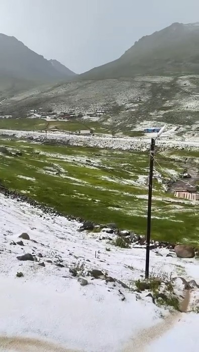 Rize'nin o ilçesinde yaz ortası inanılmaz olay! O bölgeye bakan herkesin ağzı bir karış açık kaldı... Her yer aynı renge büründü - Resim : 1