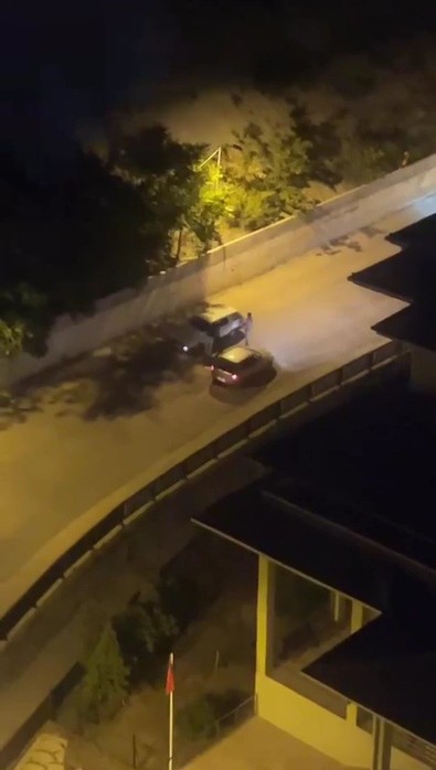 Öfkeli sürücüye kimse engel olamadı! Hırsını böyle çıkardı! - Resim : 2