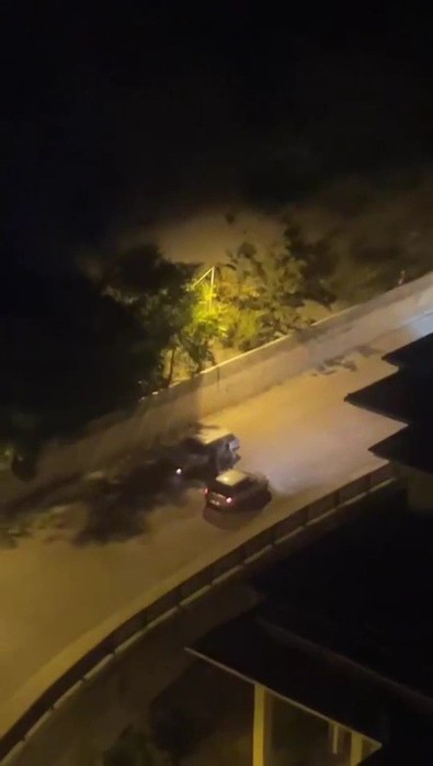 Öfkeli sürücüye kimse engel olamadı! Hırsını böyle çıkardı! - Resim : 1