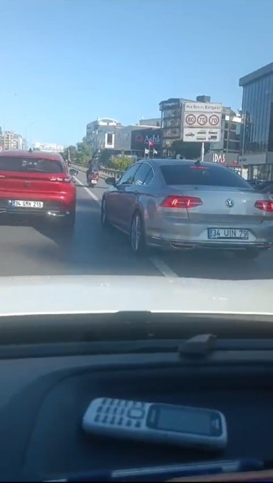 Maltepe E-5 Karayolu'nda dehşet veren anlar! Trafikte yaşanan olay cep telefonu kamerasına yansıdı - Resim : 1