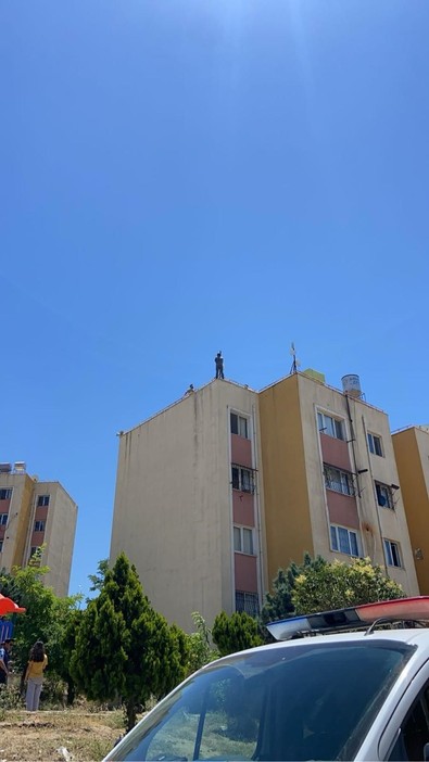Hatay'da intihar etmek için 5 katlı binanın çatısına çıkan vatandaş ekipleri harekete geçirdi - Resim : 1