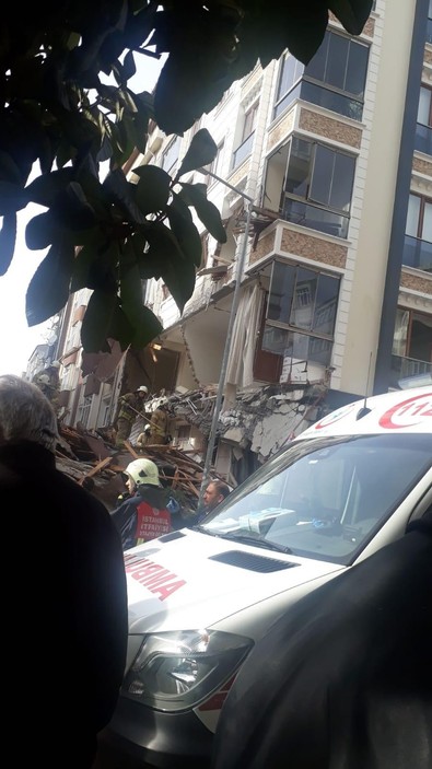İstanbul'un göbeğinde bina çöktü! - Resim : 2
