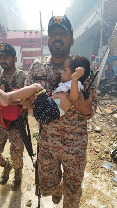 Pakistan'daki uçak kazasında mucize! Bölgeden sağ kurtarıldı - Resim : 2
