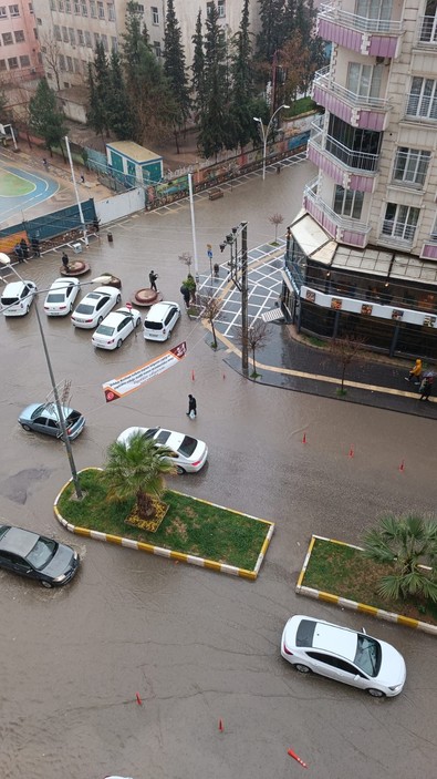 Kızıltepe'nin meşhur sokağı, sağanak yağışın ardından sular altında kaldı - Resim : 2