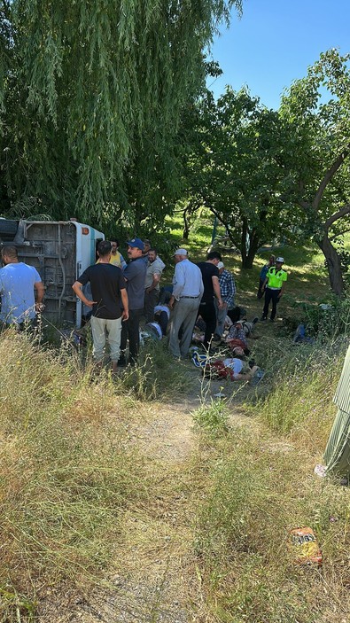 Afyonkarahisar'da feci kaza! İşçileri taşıyan minibüs şarampole devrildi! 3 tarım işçisi öldü, 11 kişi yaralandı - Resim : 1