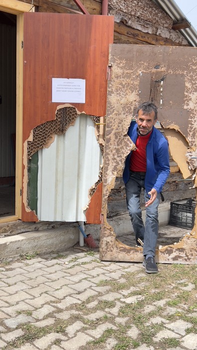 Türkiye'de sonunda bu da oldu. Artvin'de bir vatandaş, vahşi hayvanın 3 kere kırdığı kapıya okuması için not bıraktı. Saldırılar canına yetince bu yola başvurdu - Resim : 1
