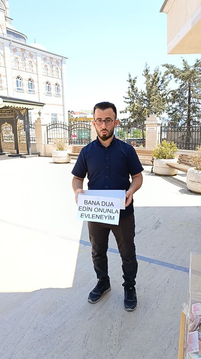 Ümraniye’de caminin önünde bekledi! Sıra dışı isteği ile cemaati şaşırttı: Bütün çabası sevdiği kızla evlenebilmek içindi - Resim : 1
