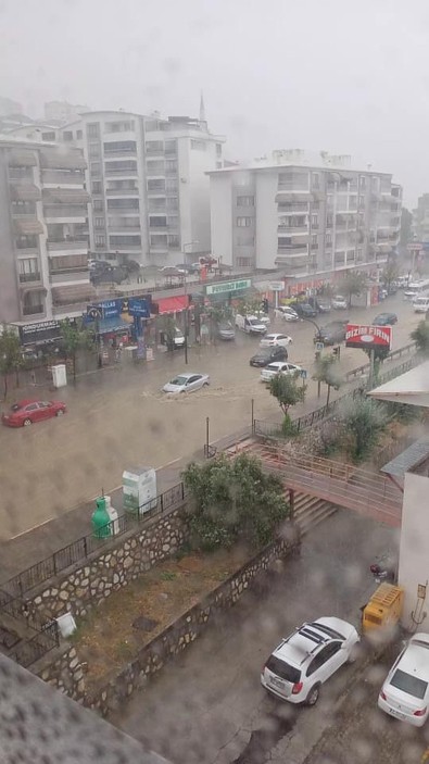Bursa'da hayatı felç etti! Sürücüler yolda kaldı, pazar tezgahları sular altında kaldı - Resim : 1