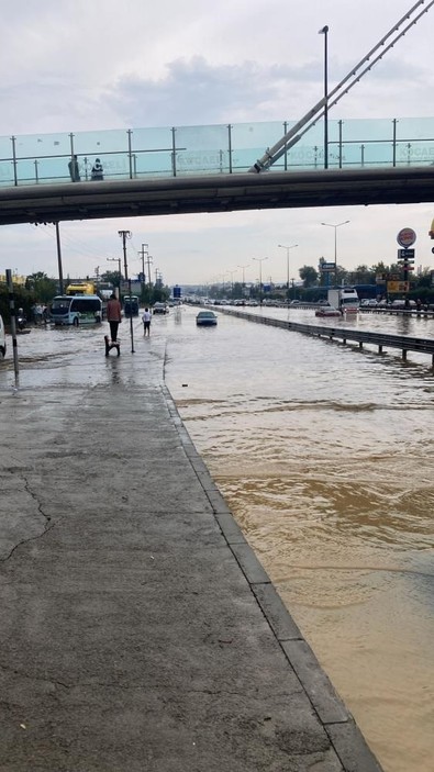 Aşırı yağış sele dönüştü, ulaşımı felç etti! D100 İstanbul yönü kapandı - Resim : 1