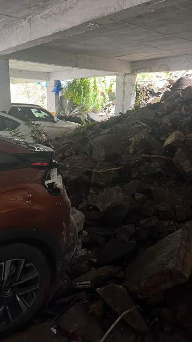 Artvin’de heyelan: 6 lüks araç, bir motosiklet zarar gördü! - Resim : 1