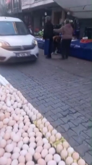 Haznedar Perşembe pazarında silahlı kavga: O anlar cep telefonu kamerasına yansıdı! - Resim : 1