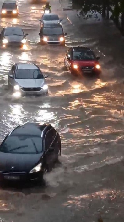Şiddetli sağanak İzmir'de hayatı felç etti! Caddeler göle döndü - Resim : 2