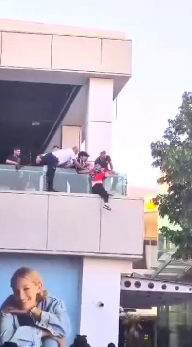 İnegöl AVM'de intihar girişimi! İkinci katın balkonuna çıktı, vatandaşlar ikna etmek için dil döktü! - Resim : 1