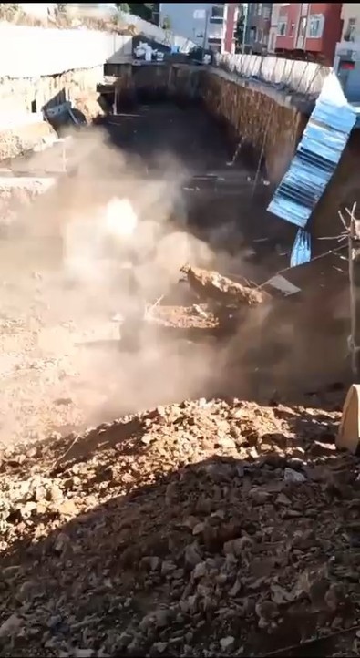 İstanbul Sarıyer'de yol çöktü, sokak kaydı! Binalar boşaltıldı - Resim : 1