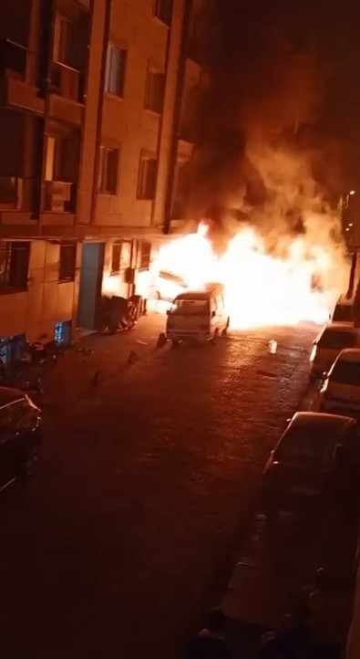Bahçelievler'de korku dolu anlar! Park halindeki 5 araç alev alev yandı - Resim : 1