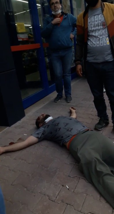 Çocuklardan para isteyen şahıs feci şekilde darbedildi! İşte kameraya yansıyan görüntüler! - Resim : 4