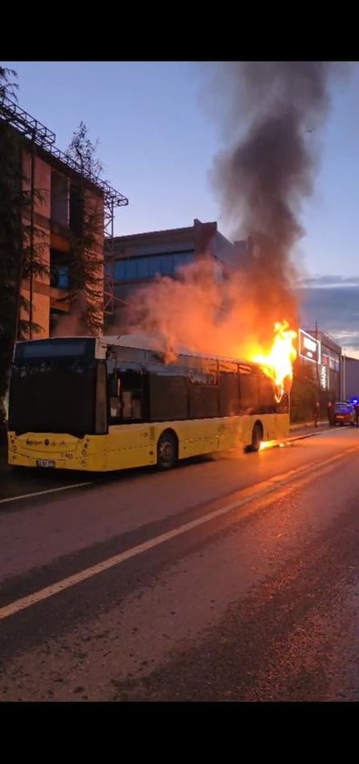Sultanbeyli'de seyir halindeki İETT otobüsü bilinmeyen bir nedenle alev alev yandı! - Resim : 1
