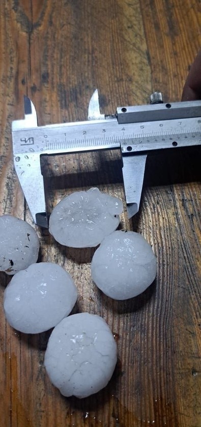 Kıyametin fragmanı bu sabah Rusya'dan geldi! Türkiye'nin başındaki dert dururken bir de bu çıktı. 30 metrelik devasa ağacı yaprak gibi savurdu - Resim : 1