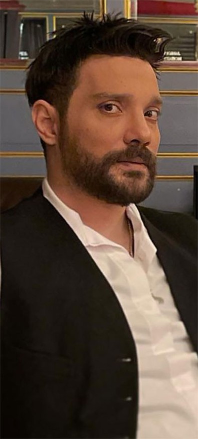 Müjde Uzman, Oğuzhan Uğur'un elini öperek bayramlaştı - Resim : 2