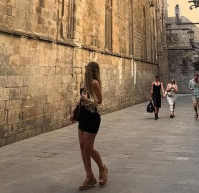 KPSS derslerine mini etek ve dekolte ile girmesi Türkiye'de olay olmuştu! Ünlü öğretmen Fidan hocadan şaşırtan balkon pozu - Resim: 3
