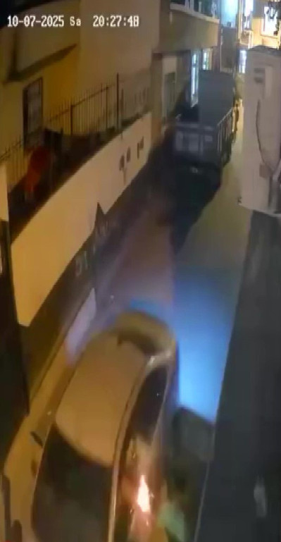Adana’da akıllara durgunluk veren olay! Polis gibi çakarlı otomobille gezdi... Havaya ateş açıp çocukların üzerini aradı - Resim : 2