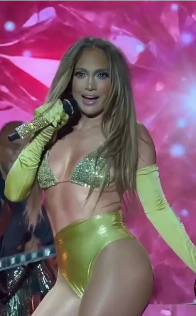 Jennifer Lopez'in sahnede eteği düştü! İç çamaşırıyla kalakaldı! "Kalsın sizde, geri istemiyorum!" diyerek seyircilere fırlattı - Resim: 4