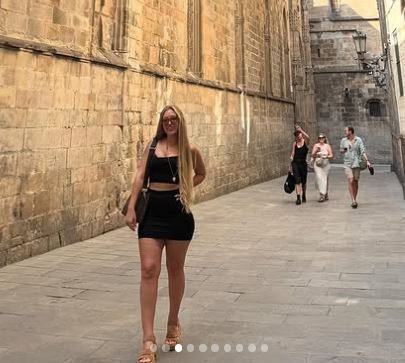 KPSS derslerine dekolte ile girmesi bir dönem Türkiye'de ortalığı sallamıştı! Fidan hocadan takipçilerini şaşırtan çırılçıplak bornoz pozu - Resim: 4