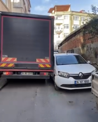 Fatih’te kamyon dehşeti! Dar sokakta araçları biçerek geçti - Resim : 2