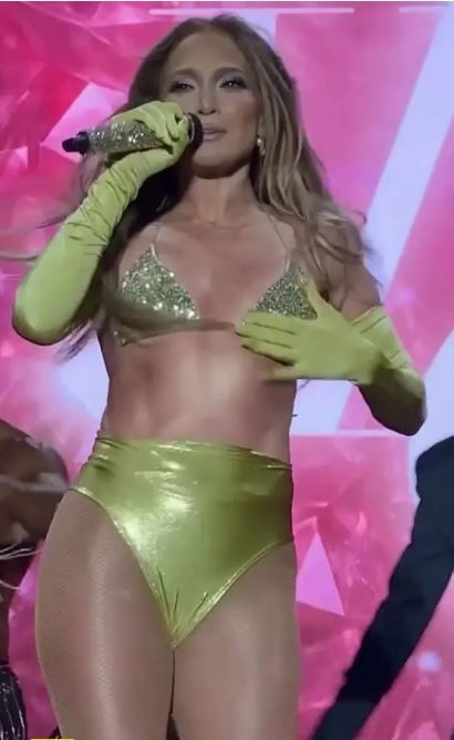 Jennifer Lopez'in sahnede eteği düştü! İç çamaşırıyla kalakaldı! "Kalsın sizde, geri istemiyorum!" diyerek seyircilere fırlattı - Resim: 5