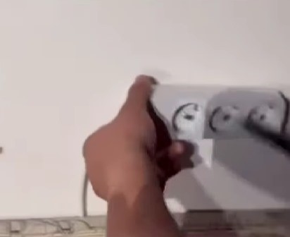 Gizli kamera rezaletinde yeni boyut! Müşterinin dikkatinden kaçmadı! Prizi sökünce şoke oldu! - Resim : 1