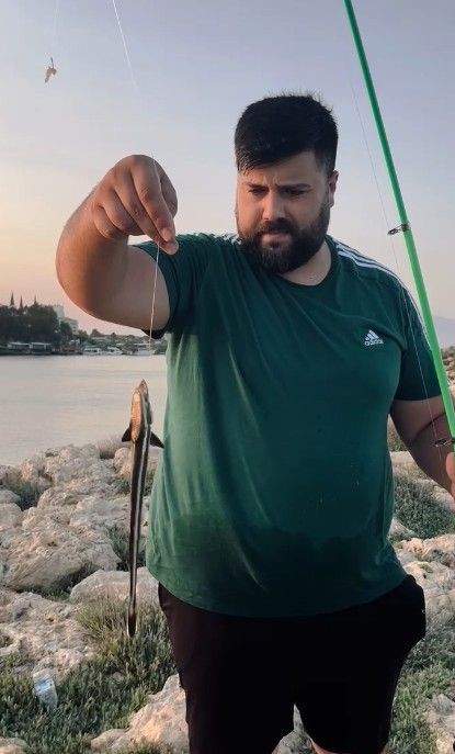 Antalya'da 38 yaşındaki amatör balıkçı, oltasını attıktan sonra oltanın ucuna takılan balığı görünce gözlerine inanamadı! 40 santimetreydi ama onu ilk kez gördü - Resim: 1