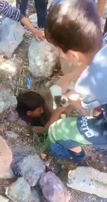 Ağrı’da taşlarla kapatılan foseptikte mahsur kalan yavru kedi çocukların dikkatiyle kurtarıldı - Resim: 2