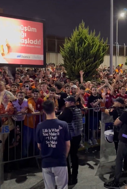 Galatasaray, Osimhen'e kavuştu! Yıldız golcü İstanbul'a geldi - Resim : 3