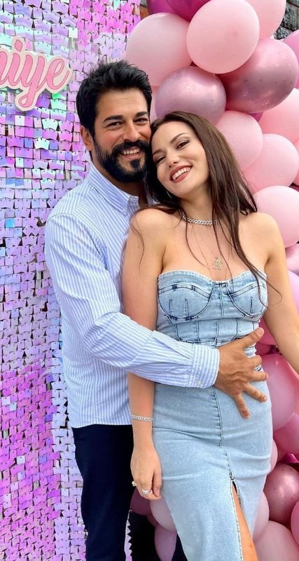 Güzel oyuncu Fahriye Evcen'den doğum günü paylaşımı! Pastasındaki o detaylar gündem oldu - Resim: 2