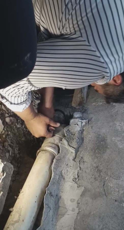 Hatay'da herkesin yaklaşmaya korktuğu deliğe gözünü kırpmadan gitti! 2 tanesini oradan çekip aldı - Resim: 2