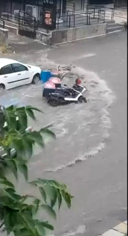 Ankara'da sel felaketi! Yol çöktü, araç çukura düştü - Resim: 2