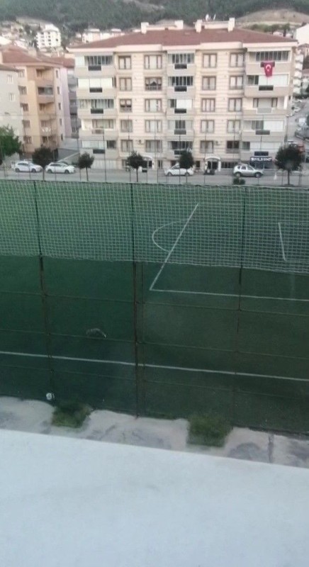 Amasya'da sadece 1 tanesi koca futbol sahasının içerisinde belirdi. Onu gören vatandaşlar neye uğradığını şaşırdı - Resim: 1