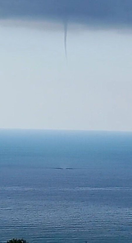 Karadeniz’de Giresun sahillerinde oluşan hortum kıyıya ulaşmadan etkisini kaybetti - Resim: 1