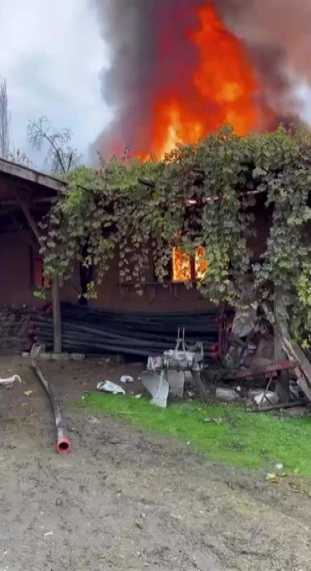 Tek katlı evi alevlere teslim oldu… Biriktirdiği paralar ve eşyaları küle döndü: Yaşlı çiftçi çaresizce seyretti - Resim: 2