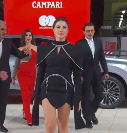 Burcu Özberk mankenlere taş çıkarttı... Herkes dönüp bir daha baktı - Resim: 5