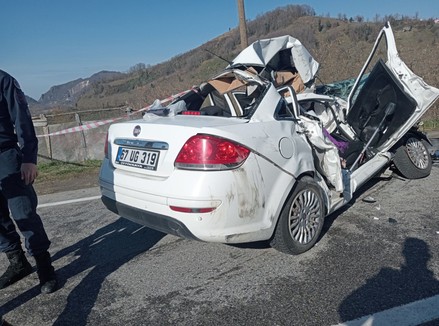 Taziyeye gidiyorlardı! Kamyon otomobile feci şekilde çarptı: Çok sayıda ölü - Resim : 1