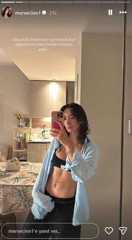 Ünlü oyuncu Merve Cin sosyal medyadan paylaştığı fotoğrafa gömleğinin düğmelerini sonuna kadar açıp öyle poz verdi - Resim: 24