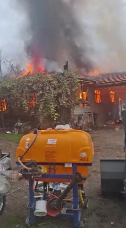 Tek katlı evi alevlere teslim oldu… Biriktirdiği paralar ve eşyaları küle döndü: Yaşlı çiftçi çaresizce seyretti - Resim: 1