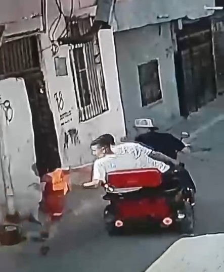 Adana'da pes dedirten görüntü! Küçük çocuğu formasından tutup sürüklediler: O anlar kamerada - Resim : 1