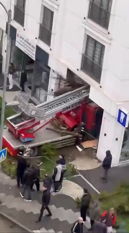 Büyükçekmece'de panik anları! Nakliye kamyonu diş polikliniğine girdi: Yaralılar var - Resim: 5