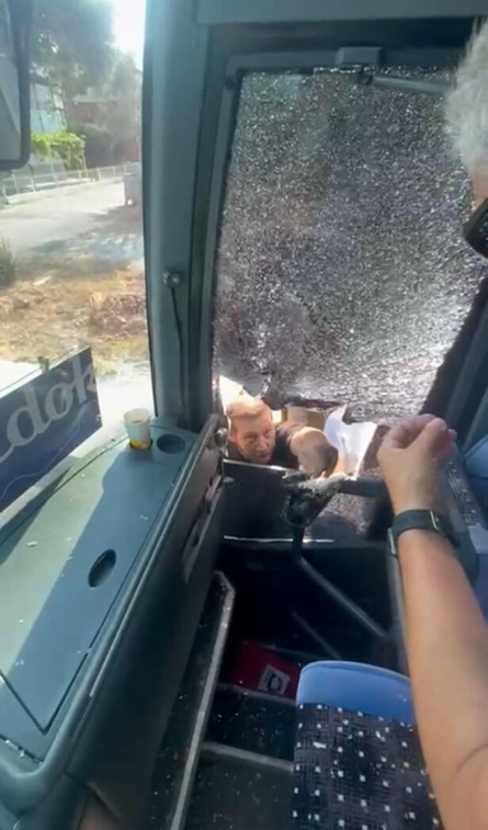 Turistleri taşıyan tur otobüsüne taşla saldırmışlardı! 5 şüpheli hakkında karar - Resim : 2