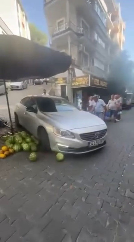 Lüks aracıyla pazara daldı! Ortalığı savaş alanına çevirdi: Kimse karışmayacak - Resim: 4