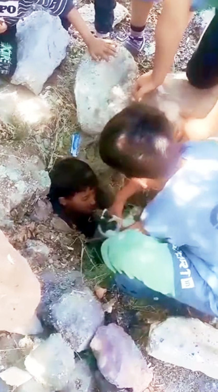 Ağrı’da taşlarla kapatılan foseptikte mahsur kalan yavru kedi çocukların dikkatiyle kurtarıldı - Resim: 1