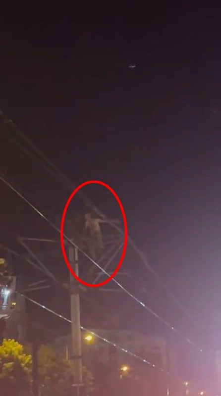 Bursa gece yarısı karıştı! Direğe çıktı, seferler durdu - Resim: 4